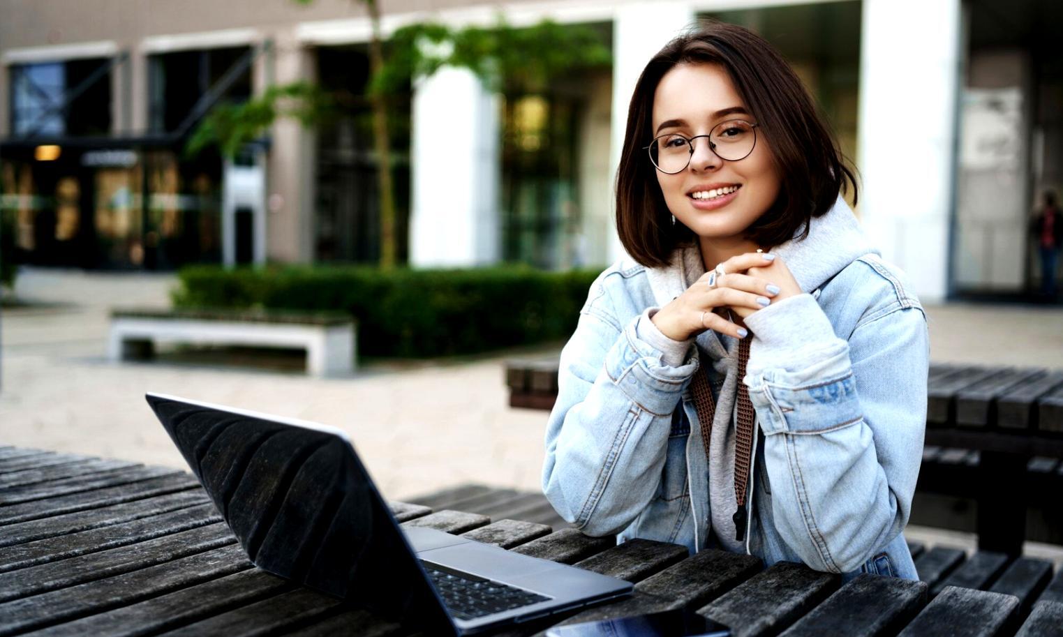 Sesión de consultoría financiera personalizada en nuestras oficinas de Granada
