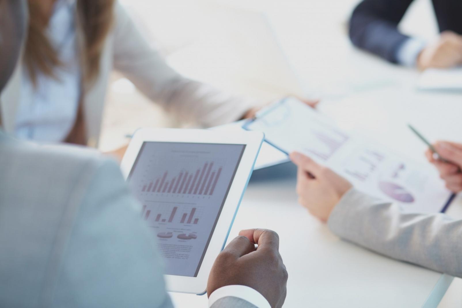 Dashboard de control financiero con alertas activas